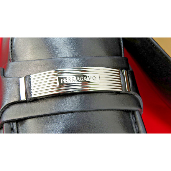 NIB FERRAGAMO DUMAS BLACK LEATHER METAL ENRAVED LOGO LOAFERS 11 EE